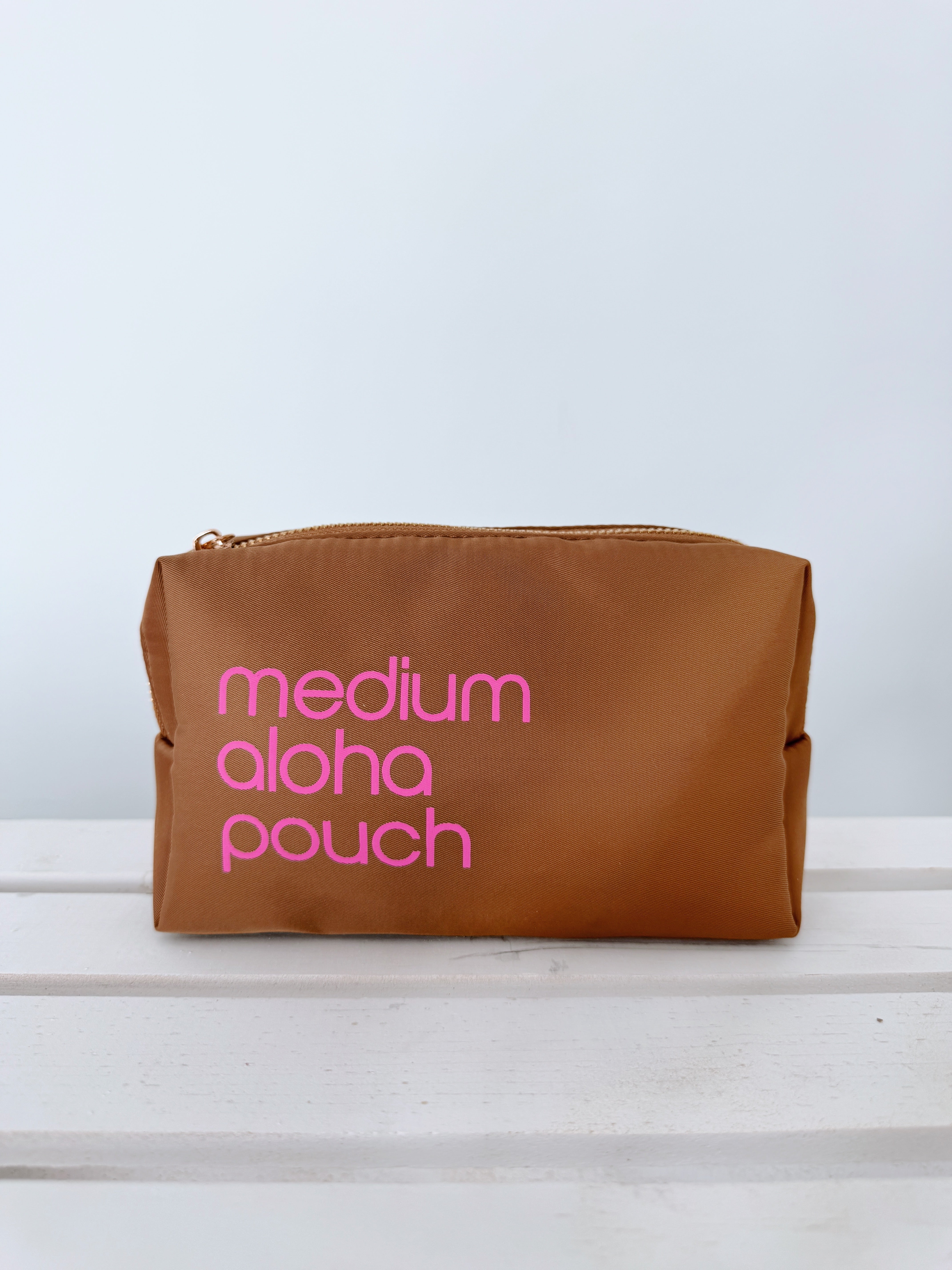 AT・THE・HOP ポーチ Medium Aloha Pouch (bronze/bright pink) – The Pineapple Collective
