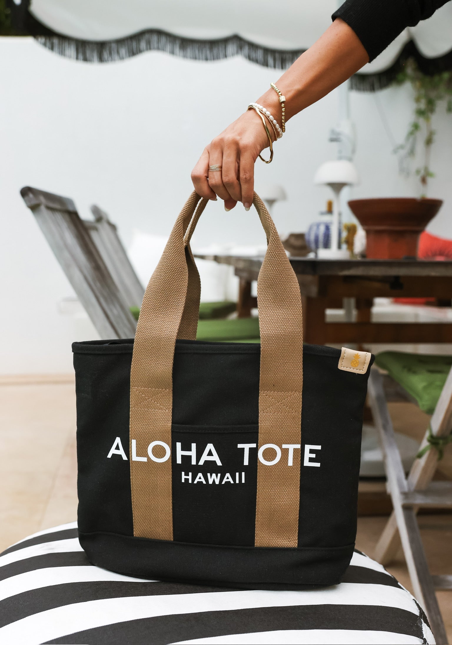 Aloha Tote Medium (beige/black) – The Pineapple Collective