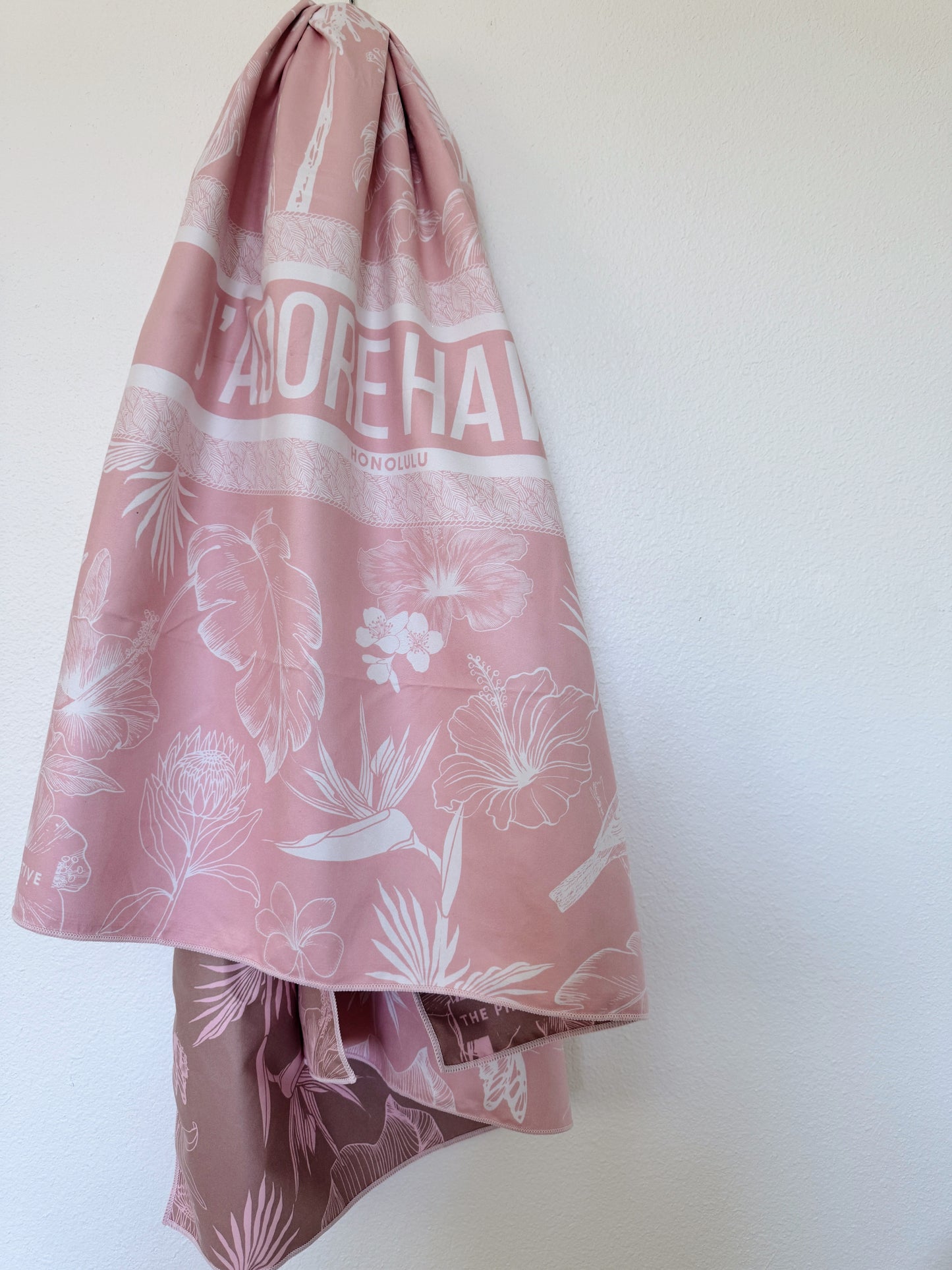 J’adore Hawaii Towel (tan/pink)