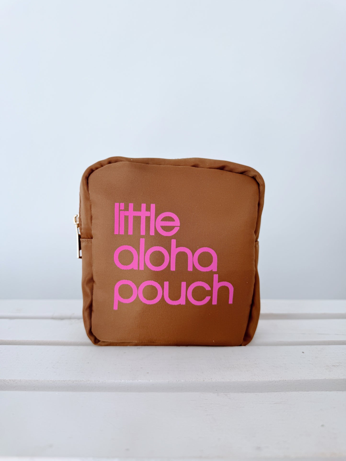 Little Aloha Pouch- caramel/hot bright pink