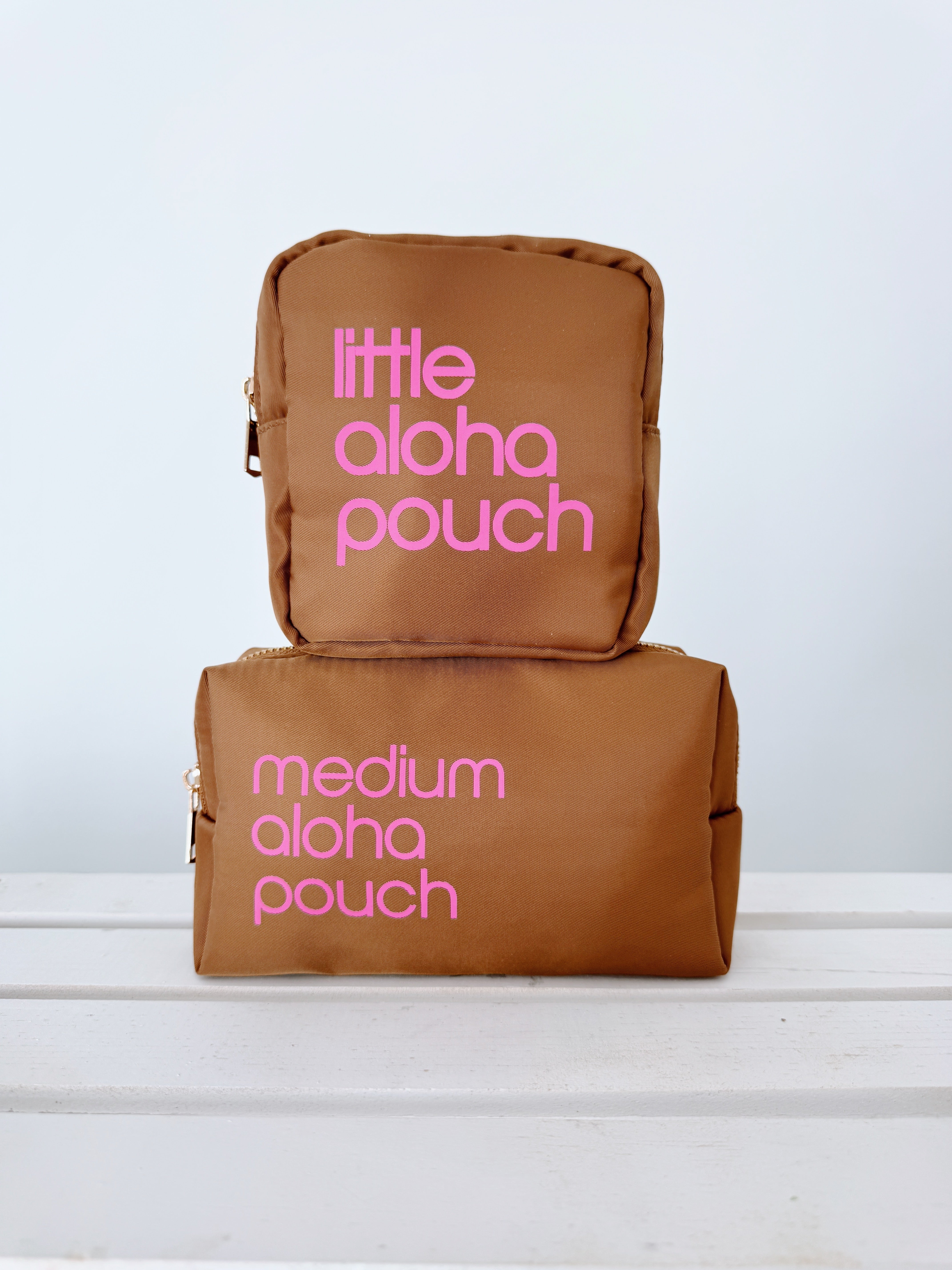 AT・THE・HOP ポーチ Medium Aloha Pouch (bronze/bright pink) – The Pineapple Collective