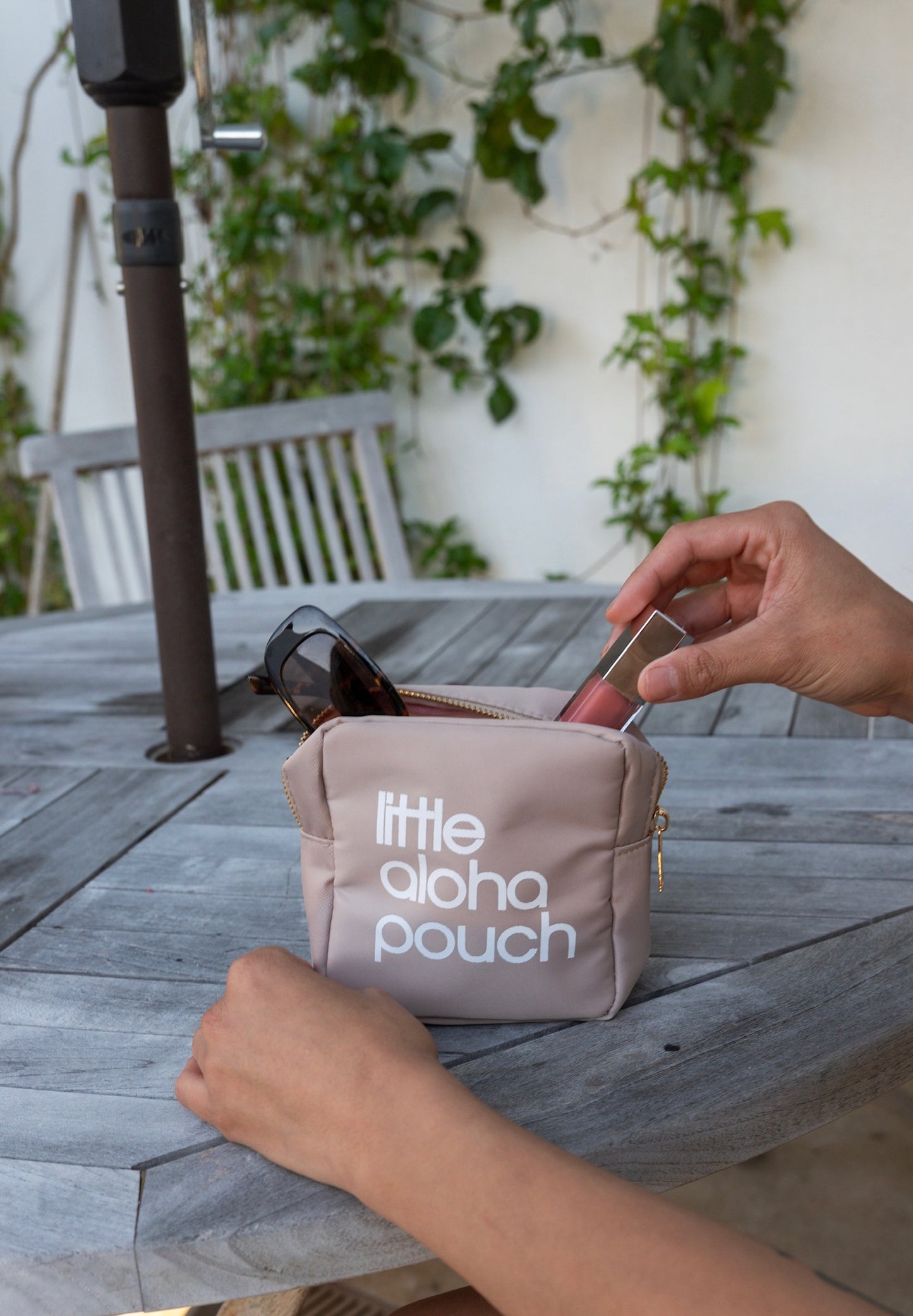 Little Aloha Pouch (taupe/white)