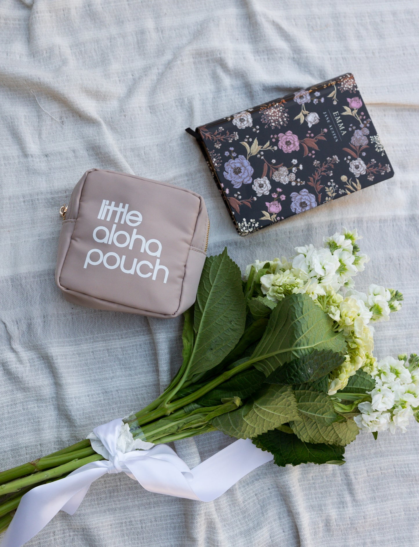 Little Aloha Pouch (taupe/white)